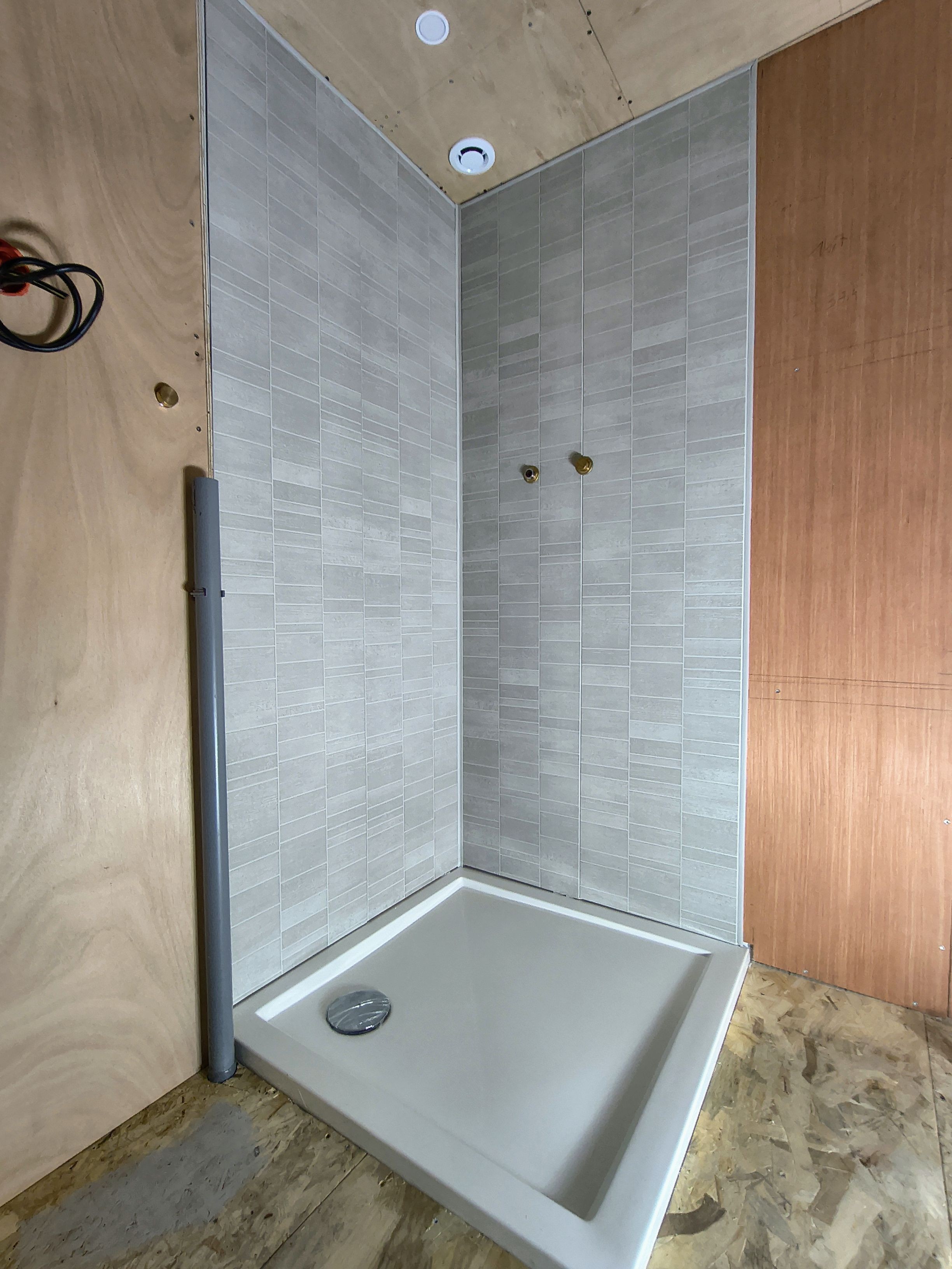 Pose des parois salle de bain
