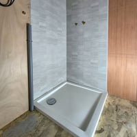 Pose des parois salle de bain