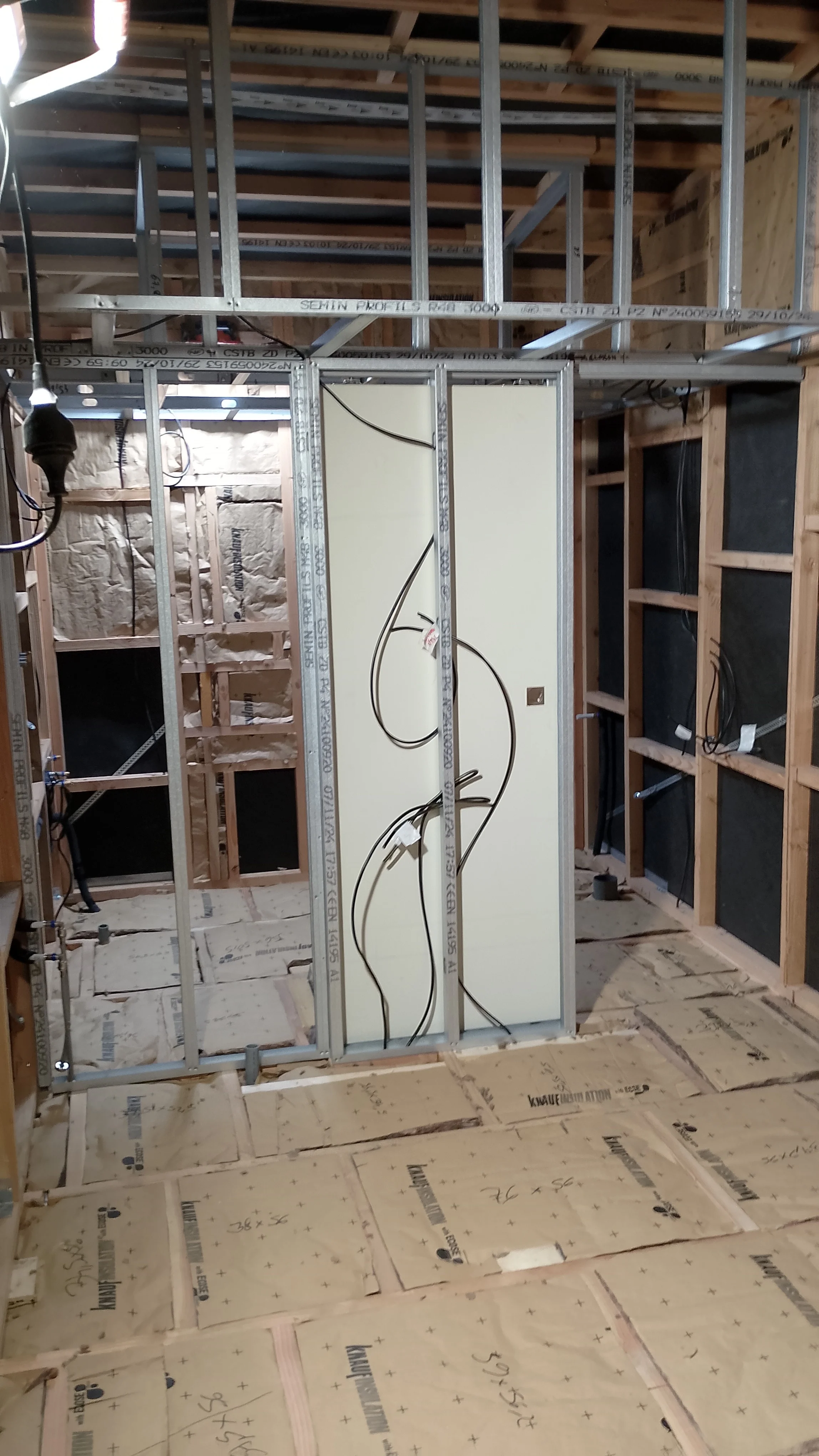 Ma petite maison roulante fabrication modele borealis 19 11 2025 porte coulissante isolant sol 01