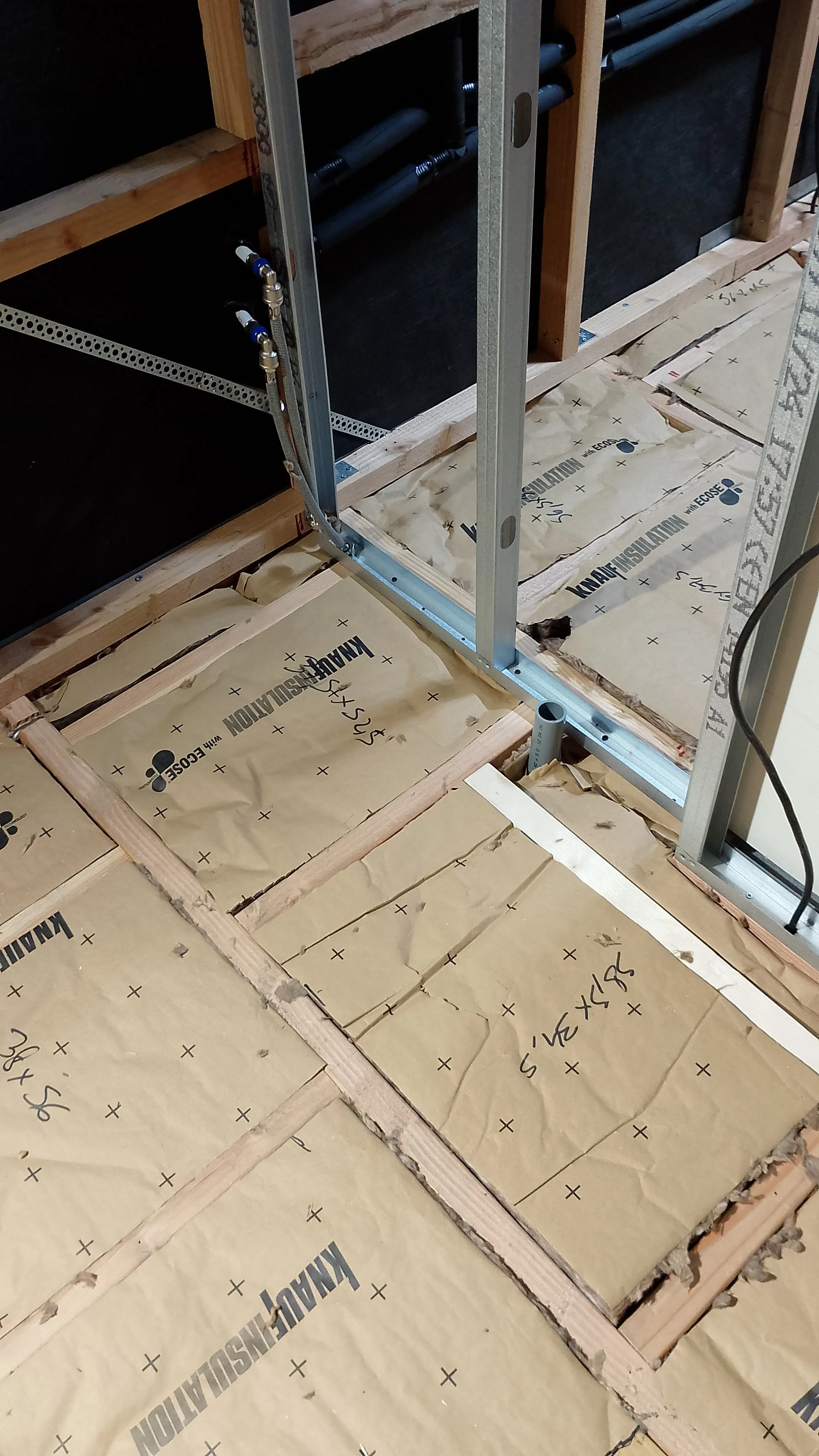 Ma petite maison roulante fabrication modele borealis 19 11 2025 reseau eau isolant sol 04